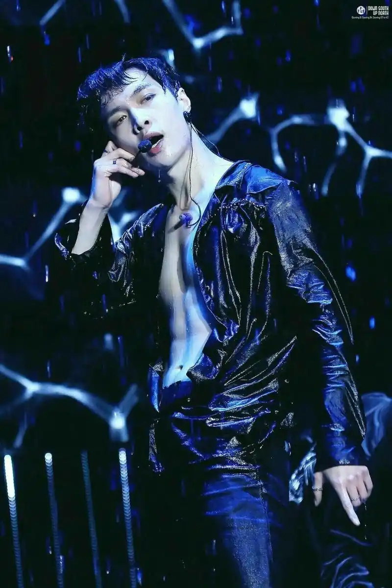 张艺兴湿身图集,美到语塞,身上每一处都透漏着精致和完美