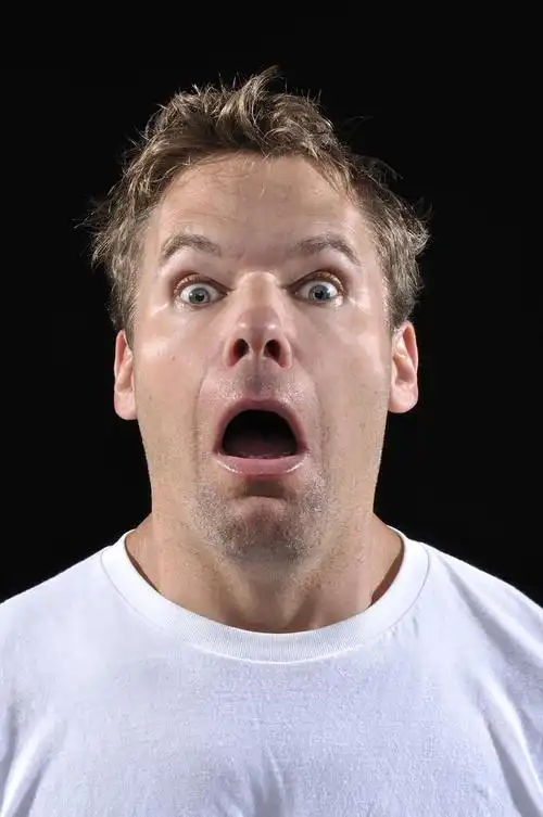 害怕的人,与眼睛,张大了嘴在黑色背景上恐惧害怕的白种男人的特写