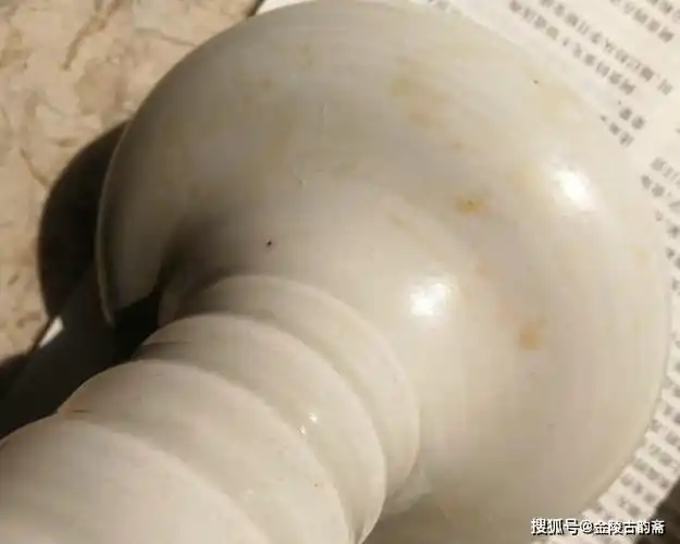 我的镇斋之宝35:五代/宋定窑白釉缠枝莲纹盘口穿带瓶