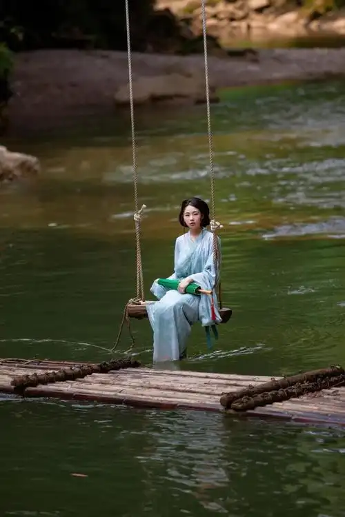 202287青城山溪上秋千古风