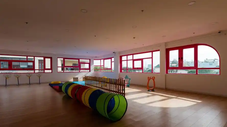 幼儿园设计分享彩色不规则窗户的设计多彩且有趣