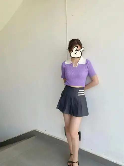 麻麻说裙子太短了不准穿