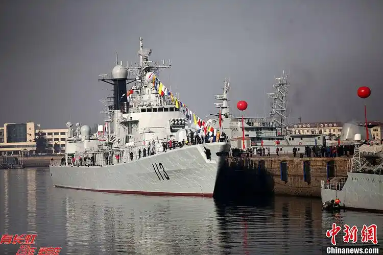 中国海军"青岛舰"在青岛对外开放 (11/10)