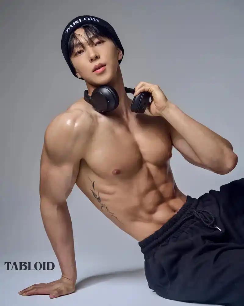 健身模特 #男生写真 #挺拔有型 #腹肌胸肌 - 抖音