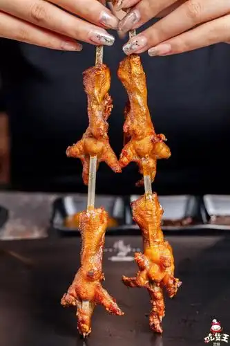 独家秘制的川味无骨鸡爪经过烤炉焖烤至焦黄厚重的胶原蛋白吃起来弹性