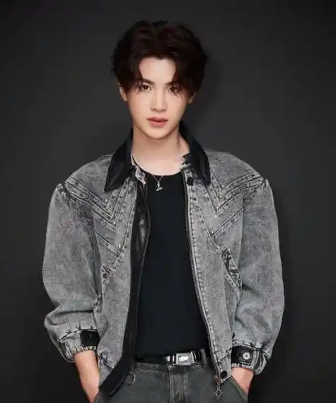 黄明昊经纪人丨"黄明昊——舞台上的青春风暴"