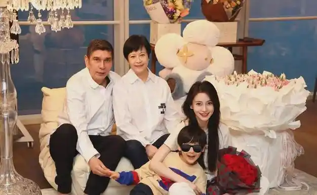 杨颖没整容父母罕见露面颜值超高小海绵正脸曝光也很帅气