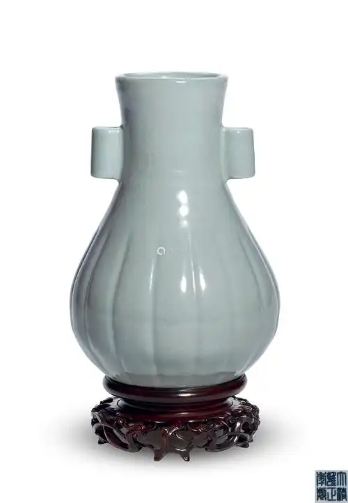 清雍正仿官釉瓜棱贯耳瓶配座