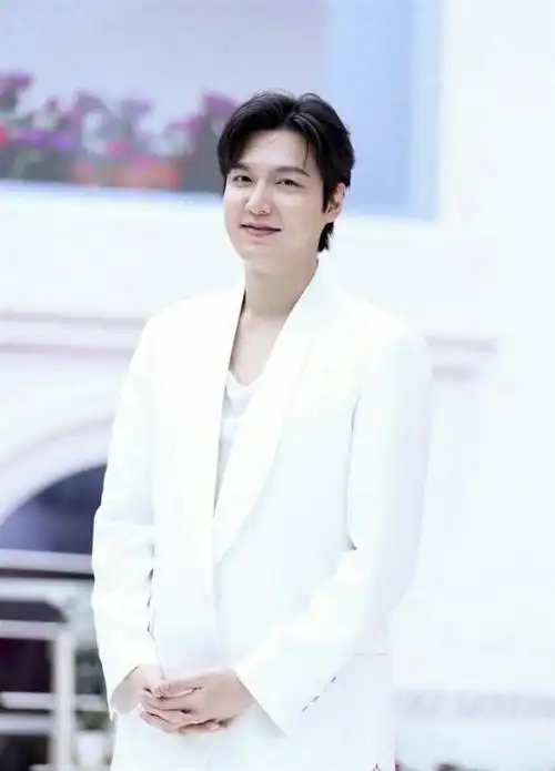 李敏镐严重发福超肿脖子和下巴连在一起零修图照流出