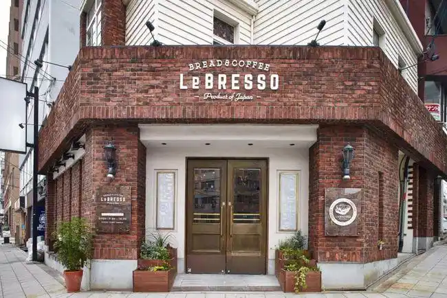 店铺外表的红砖看上去非常时尚,内部是一个基于白色和木材的宽敞空间