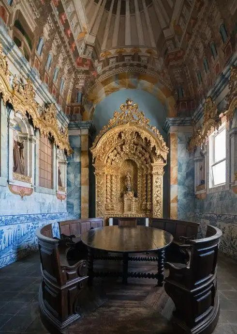 橙黄的灯光和精细勾画的穹顶平添一种神圣肃穆之感.