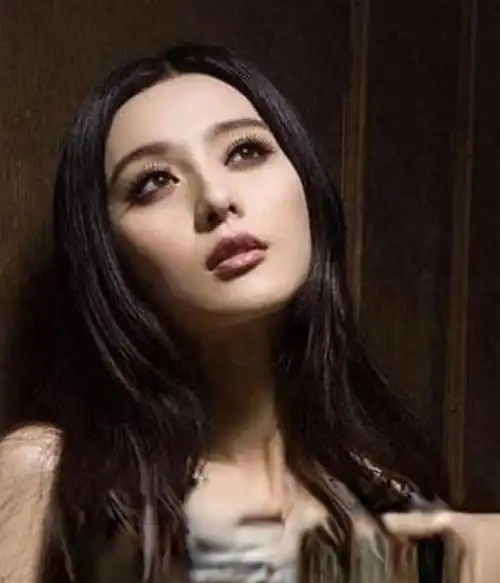 范冰冰,中分发型的魅力直发,流露出女人味.