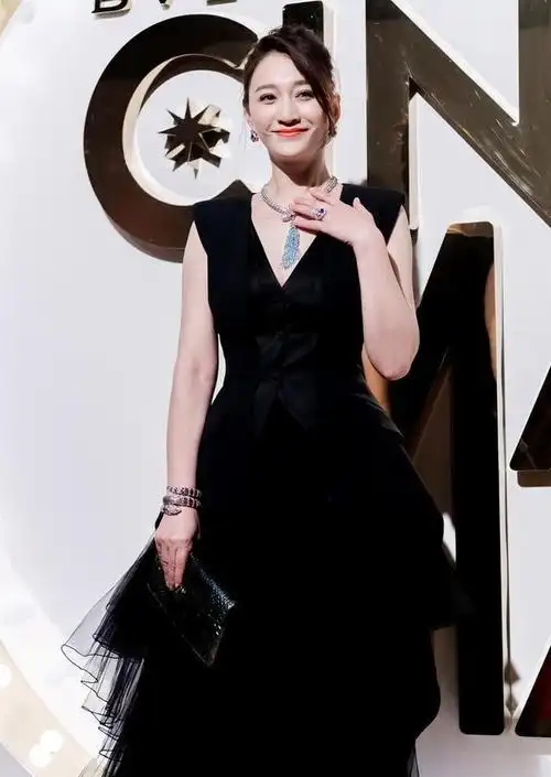 李小冉太懂搭配了,简约红裙上面套个斗篷,身材看起来更好了