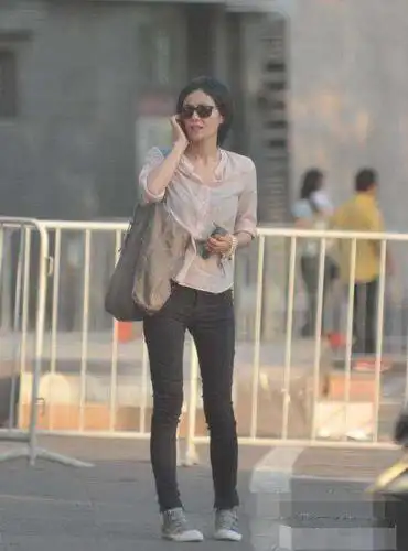 早年的王菲太真实了,素颜上街不打扮,穿廉价t恤显得寒酸!