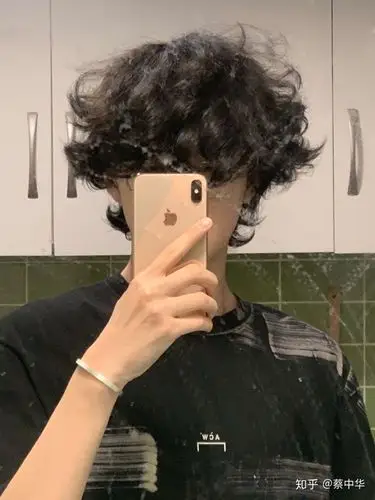 自来卷男生留长发是怎么样的一种体验?