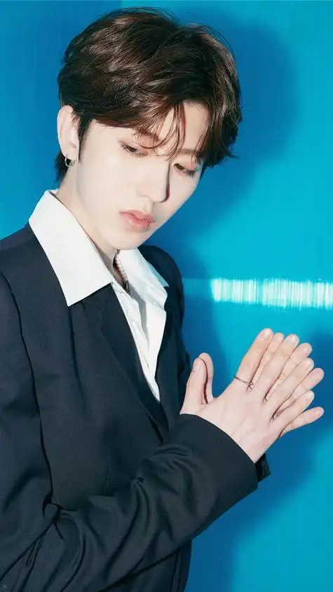 蔡徐坤帅气光影写真手机壁纸