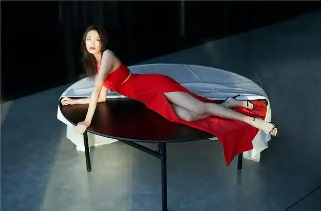 王紫璇吊带开叉裙秀长腿躺卧姿势性感诱人暖阳照射质感拉满