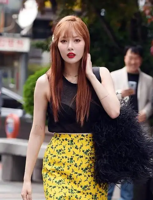 碎花半身裙配背心,金泫雅的这身穿搭太时尚