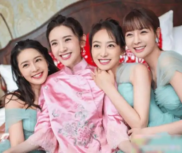 看过唐艺昕伴娘团,再看看赵丽颖的:你赢了!这阵容太给力了吧_网易订阅