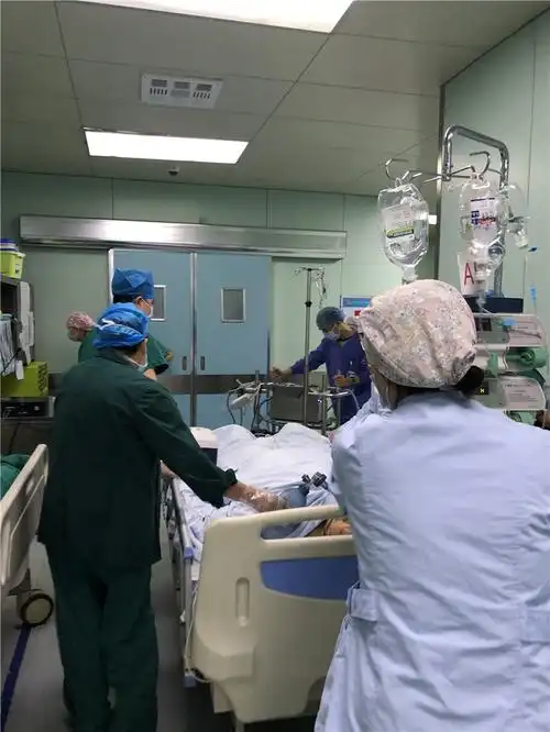 患者被送出手术室,送icu进一步救治.