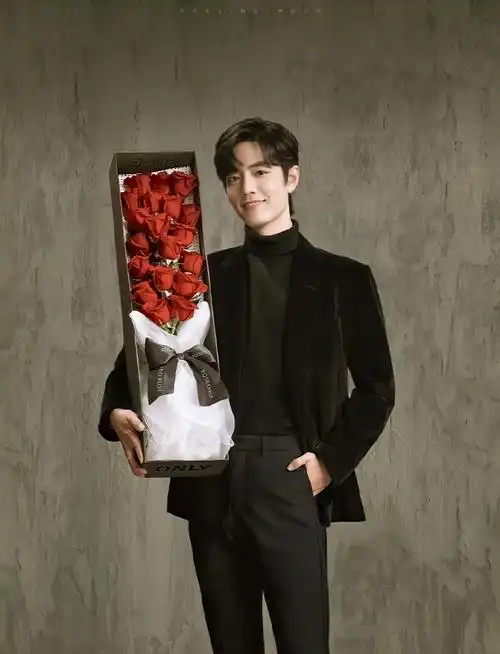 肖战超话#肖战roseonly品牌代言人#|#肖战#手捧玫瑰送给你61风月与