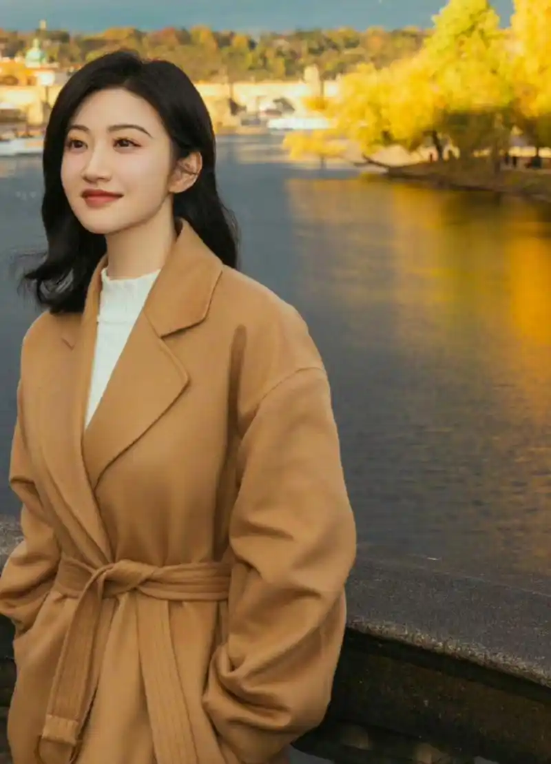 景甜冬日叶落大片出炉,焦糖色大衣尽显温柔气质,她在镜头里恬静自然