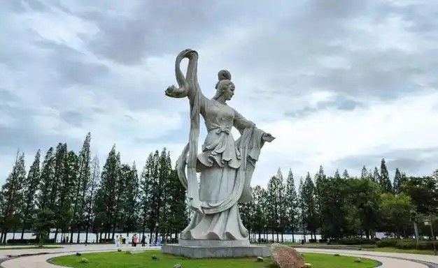 我们去湖边玩耍的时候,广场里有一尊高大的石像,她就是莫愁女,但嗒嗒