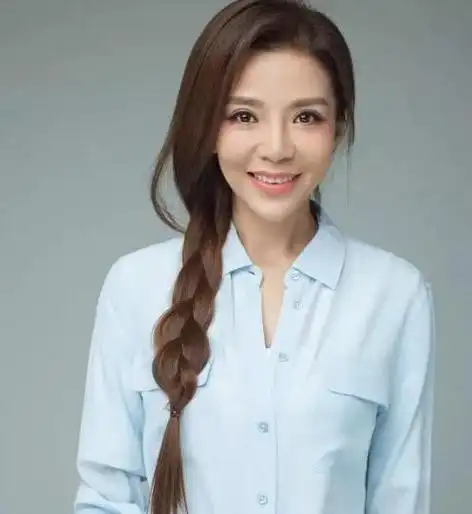 朱迅近照大变样,嘴巴歪斜,脸部僵硬,引发了整容失败的质疑