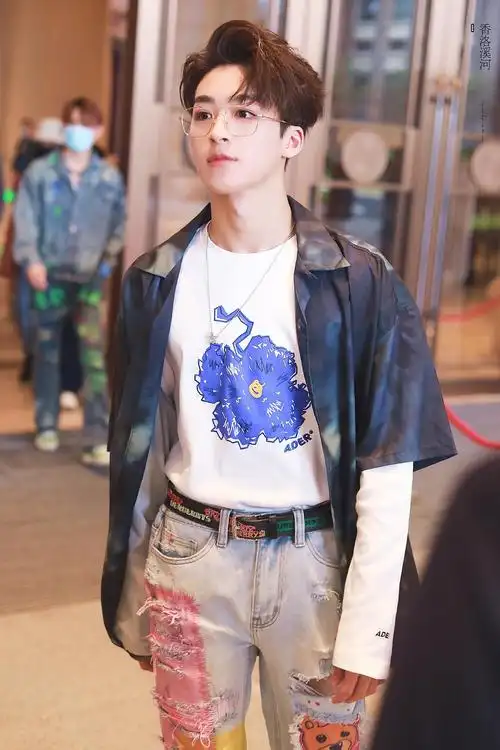 左边那里都折叠回去了 @香洛溪河_何洛洛 的微博: 何洛洛 眼镜yyds!