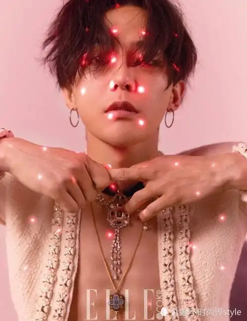 权志龙中分发型下"妖孽脸"被放大却暴露身材,网友:服兵役也好