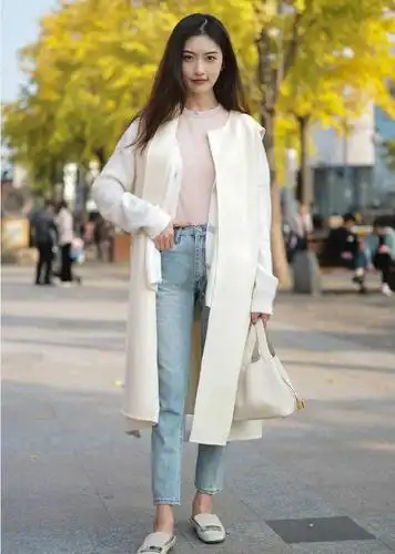 牛仔裤搭配高领打底衫,时尚又休闲,秀出了几分青春校园风格的美,八分