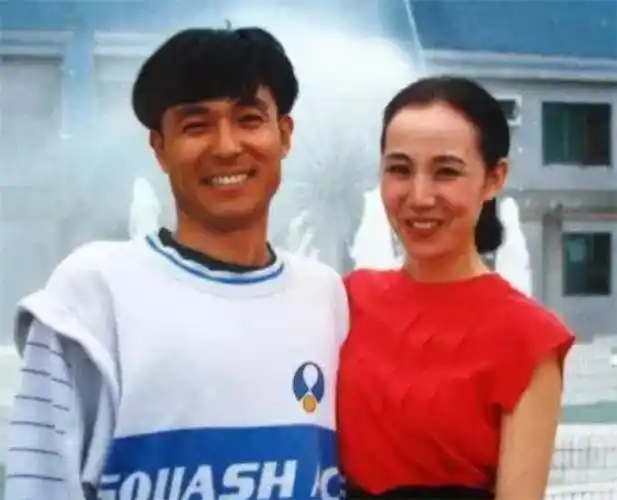 谢园一生有2次婚姻,前妻是北京友谊医院助产师,两人于1989年离婚.