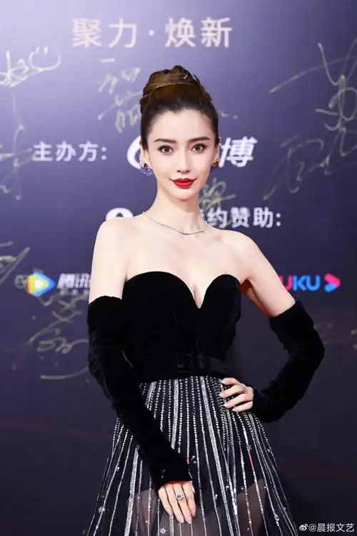 angelababy墨色天鹅绒抹胸星座裙##angelababy年度热度人物