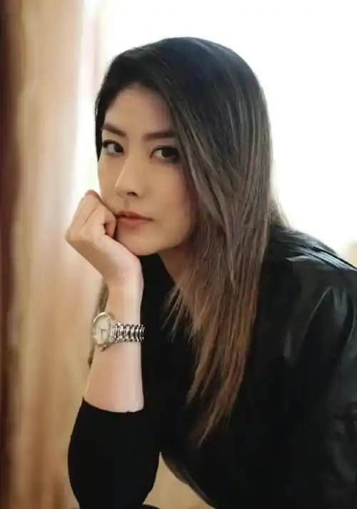 陈慧琳罕见走机场,披西装变现实版女霸总,拎孙俪同款包不炫富