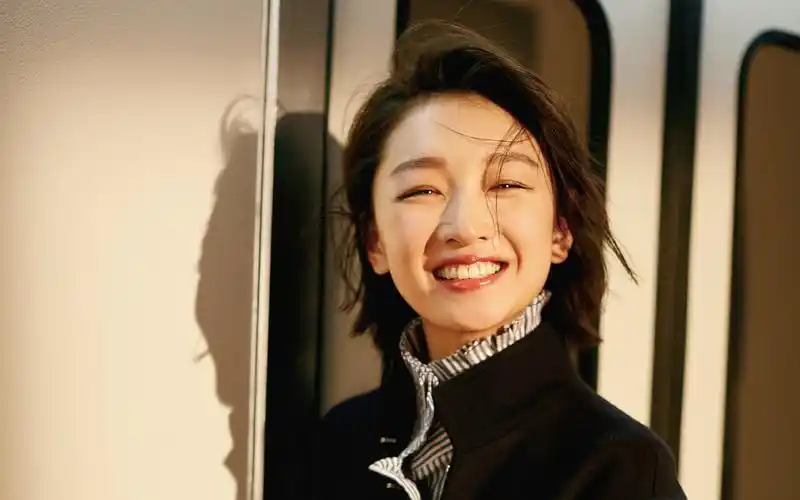 原创头一回见周冬雨上台领奖戴着口罩发表获奖感言