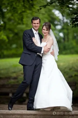 可爱的年轻新婚夫妇新结婚的新郎和新娘摆姿势