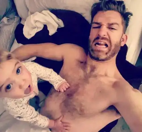 我的闺女抓住了我的胸毛!