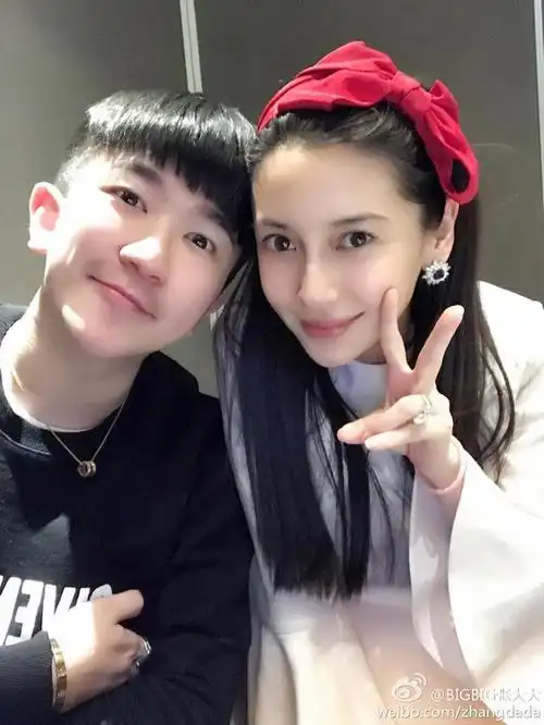 angelababy产期将至 素颜气色佳仍似少女(图)