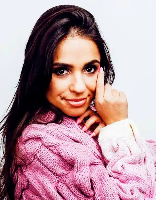 年轻快乐微笑拉丁美洲少女情感构成白色背景,生活方式人们观念上