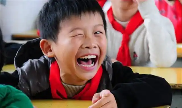 小学生考了99分开心到飞起当场笑成表情包网友人间真实