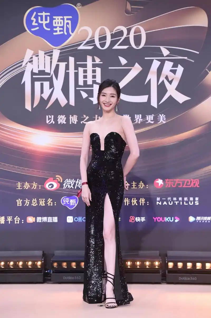 组图:江疏影亮相2020新浪微博之夜 穿黑色长裙长腿吸睛