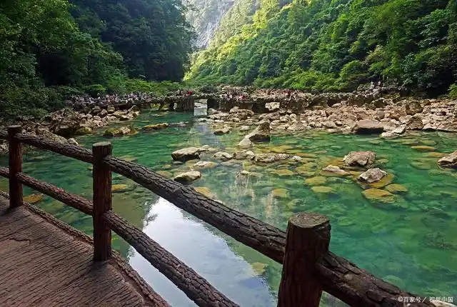 贵州省荔波县大七孔景区的景点主要有大七孔古桥,恐怖峡,天生桥,天门