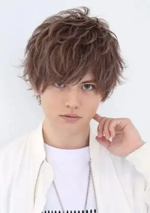 男生棕色染色发型图片棕色系染发示范2