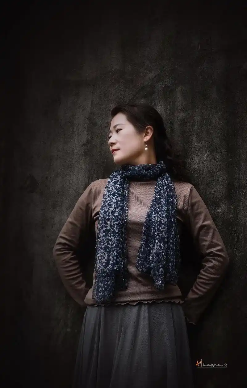 浩哥摄影: #人物写真《静而美》  #气质优雅的女人,有时 - 抖音