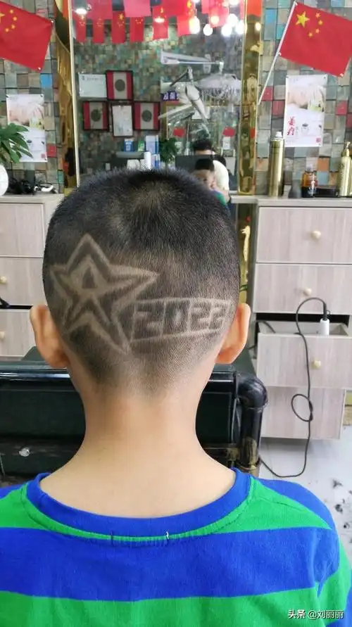 雕刻的发型花样也是有很多,简单一点就选择画上一道弧线,稍微复杂一点