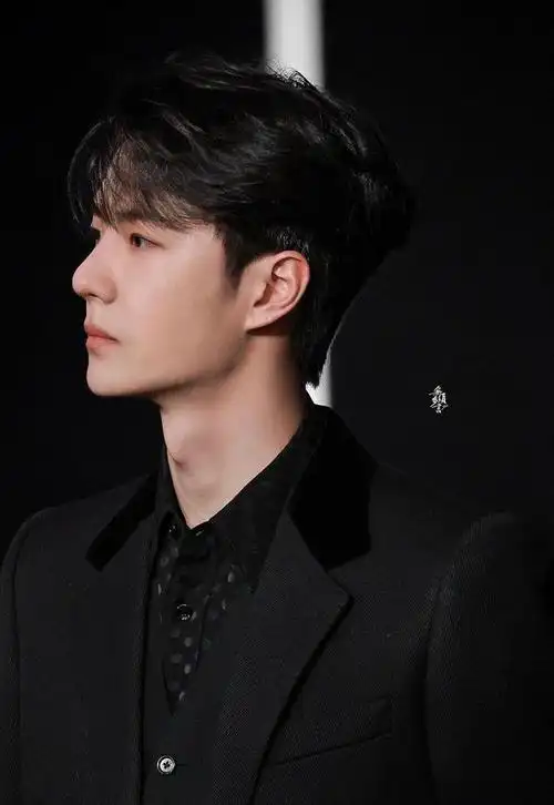 240128 王一博侧颜杀惊艳众人 独特魅力成焦点