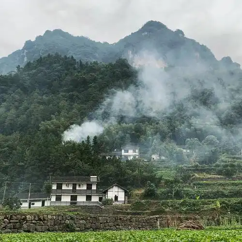傍晚的村庄炊烟袅袅喜欢雨后土地的芬芳和这人间烟火气