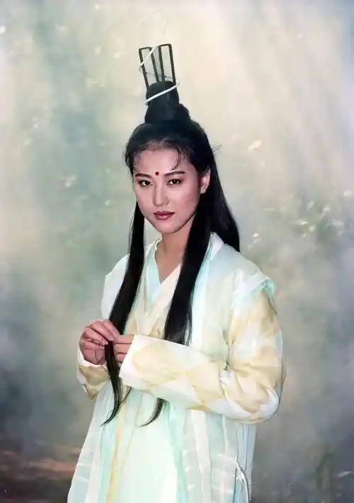 金庸愿为她改写周芷若结局,令吕良伟一见倾心,周海媚到底有多美_手机