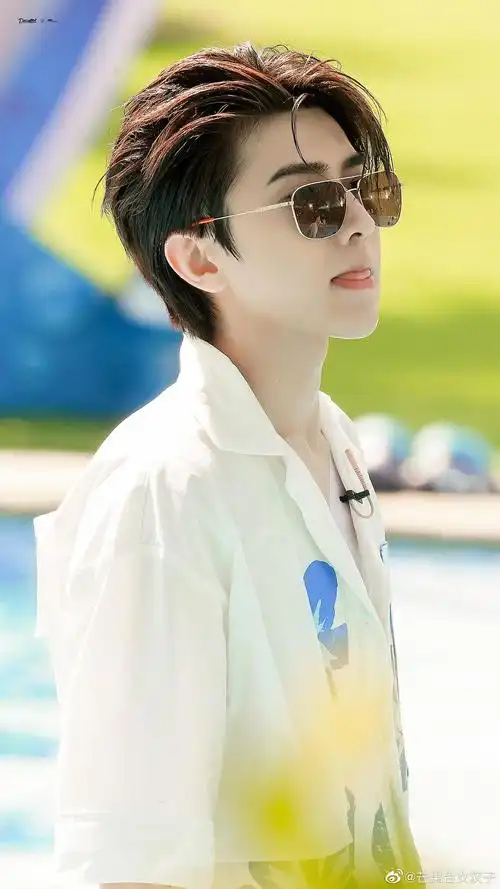 蔡徐坤的颜值真的小蔡的三亚之旅美图都丢进来吧