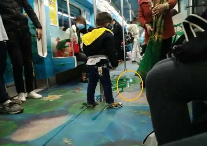 宝妈在地铁里给男孩接小便有人反感有人理解这样做是对是错